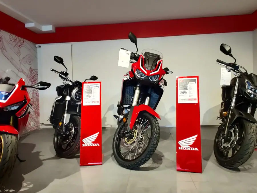 Showroom Moto Reinhard mit Honda-Motorrädern