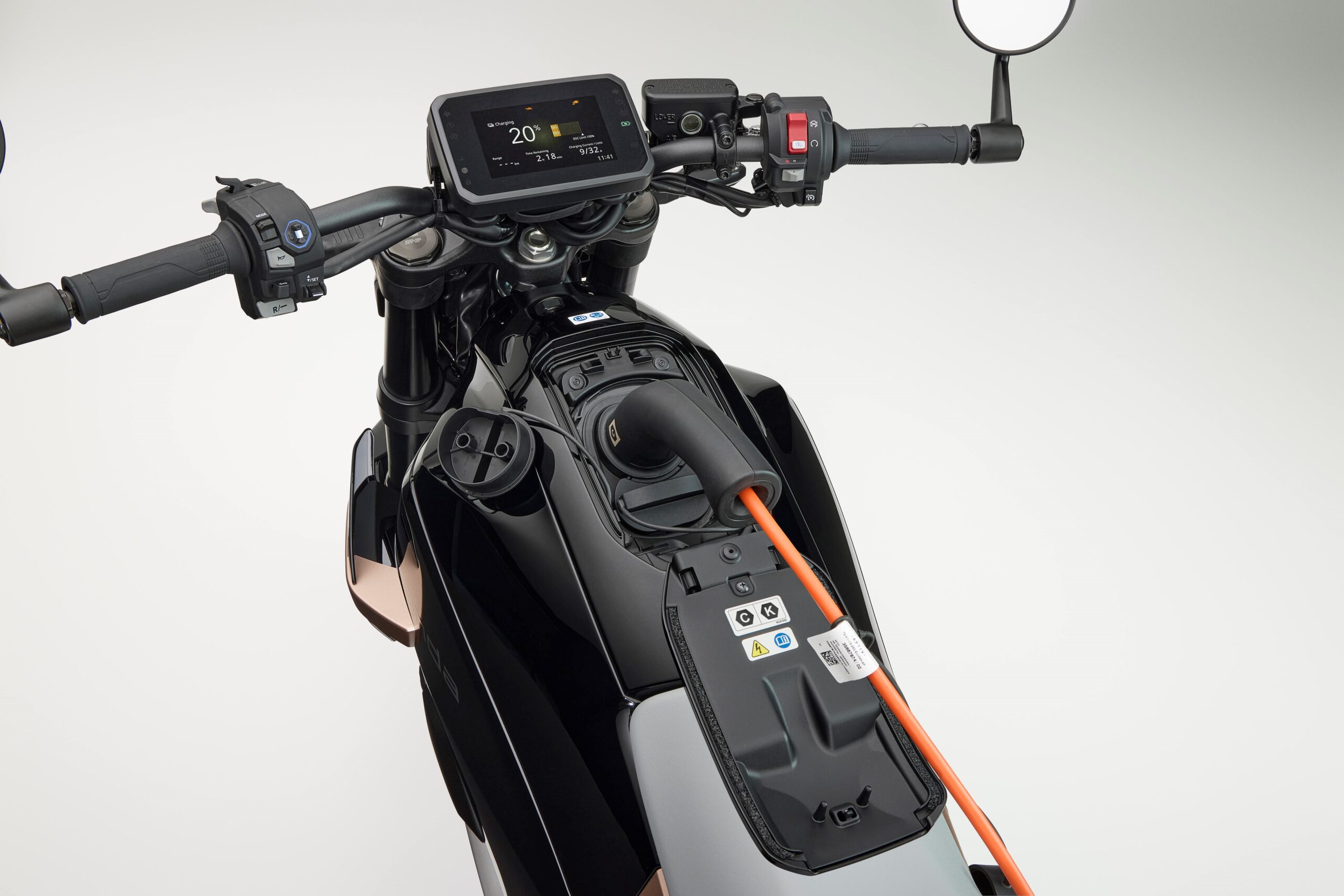 Honda WN7 Laden: CCS2 Schnellladen und AC-Wallbox zuhause